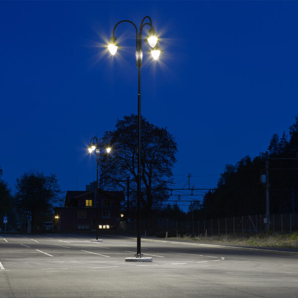 Piazzale parcheggio illuminato a LED con lampioni di arredo urbano REVELAMPE AEC Illuminazione