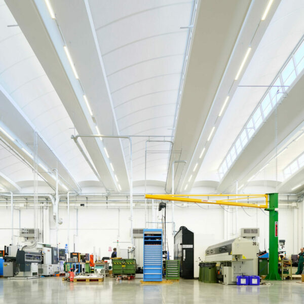 Illuminazione LED a risparmio energetico per industrie magazzini e aree logistiche.