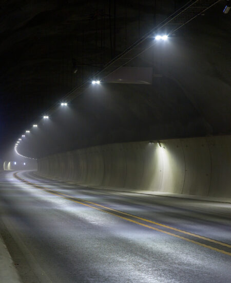 Faro LED per illuminazione di tunnel stradali