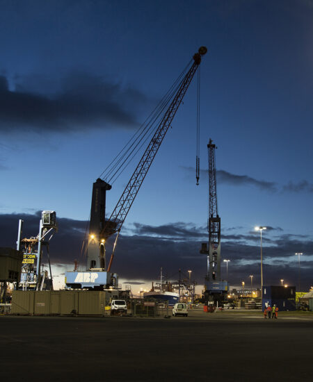 Illuminazione porto industriale con proiettori a LED ad elevata efficienza energetica